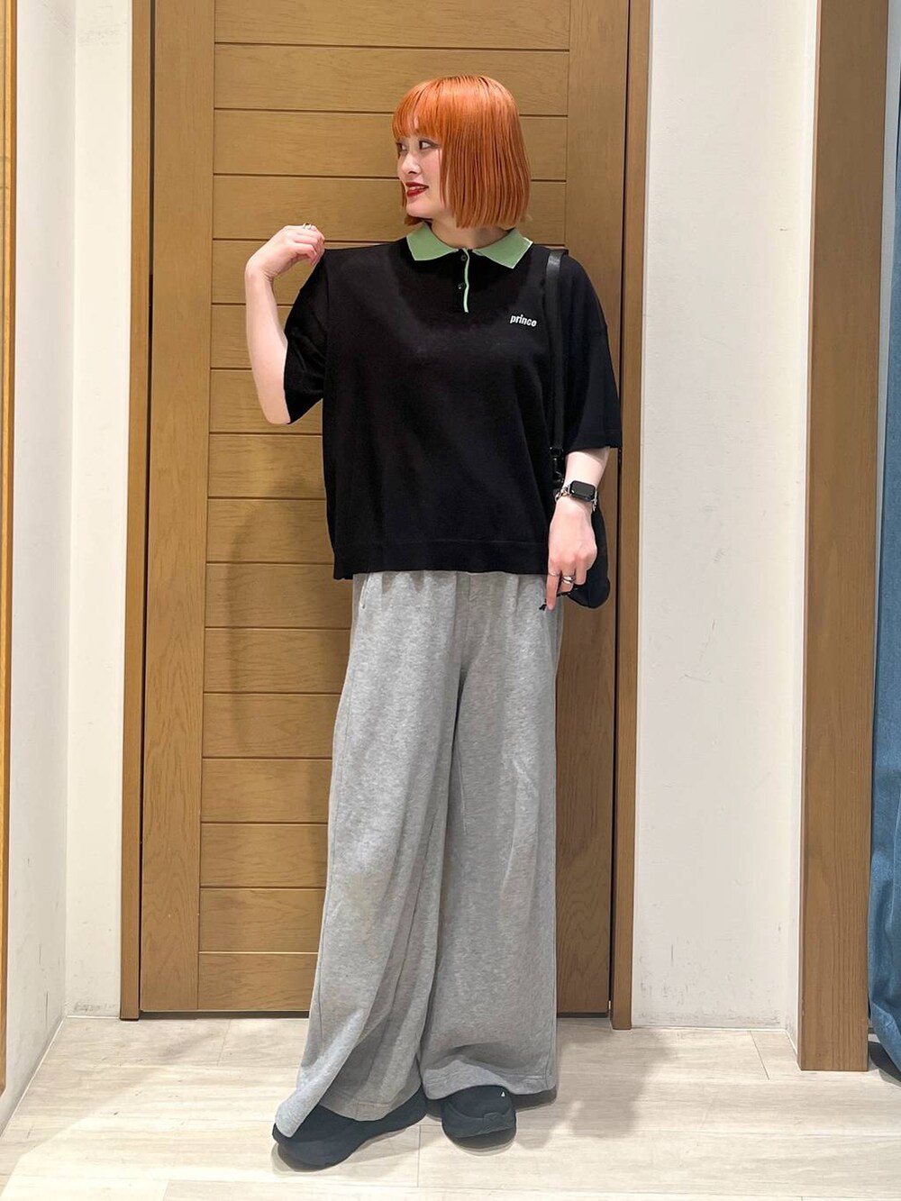 ブラック系のスカート、グレー系のスウェットパンツ、ブラック系のニット/セーターを着用したレディースの春コーディネートの3枚目の写真