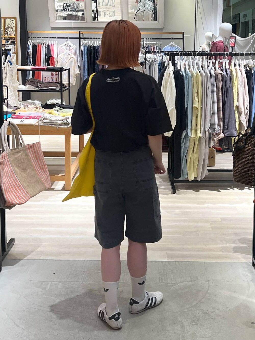 グレー系のその他パンツ、ブラック系のTシャツ/カットソー、イエロー系のトートバッグを着用したレディースの夏コーディネートの4枚目の写真