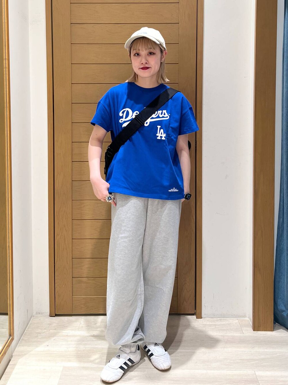 ブラック系のショルダーバッグ、グレー系のその他パンツ、ブルー系のTシャツ/カットソーを着用したレディースの春コーディネートの4枚目の写真