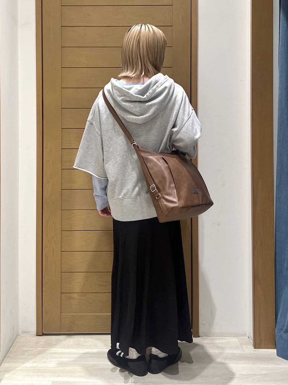 ブラック系のバレエシューズ、ブラック系のトートバッグ、ブルー系のTシャツ/カットソーを着用したレディースの春コーディネートの5枚目の写真