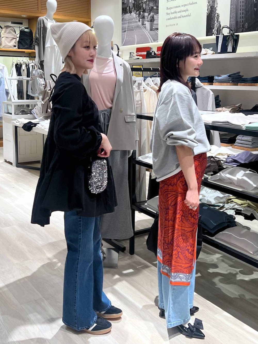 「体型カバー、着痩せ・細見え、ユニセックス、カジュアル、BAYFLOW」｜「BAYFLOWの[スマホ・カード収納可♪]多機能スパンコールミニショルダー（ショルダーバッグ、グレー系）」を使った、orinさん（レディース・163cm）の春コーディネートの6枚目の写真