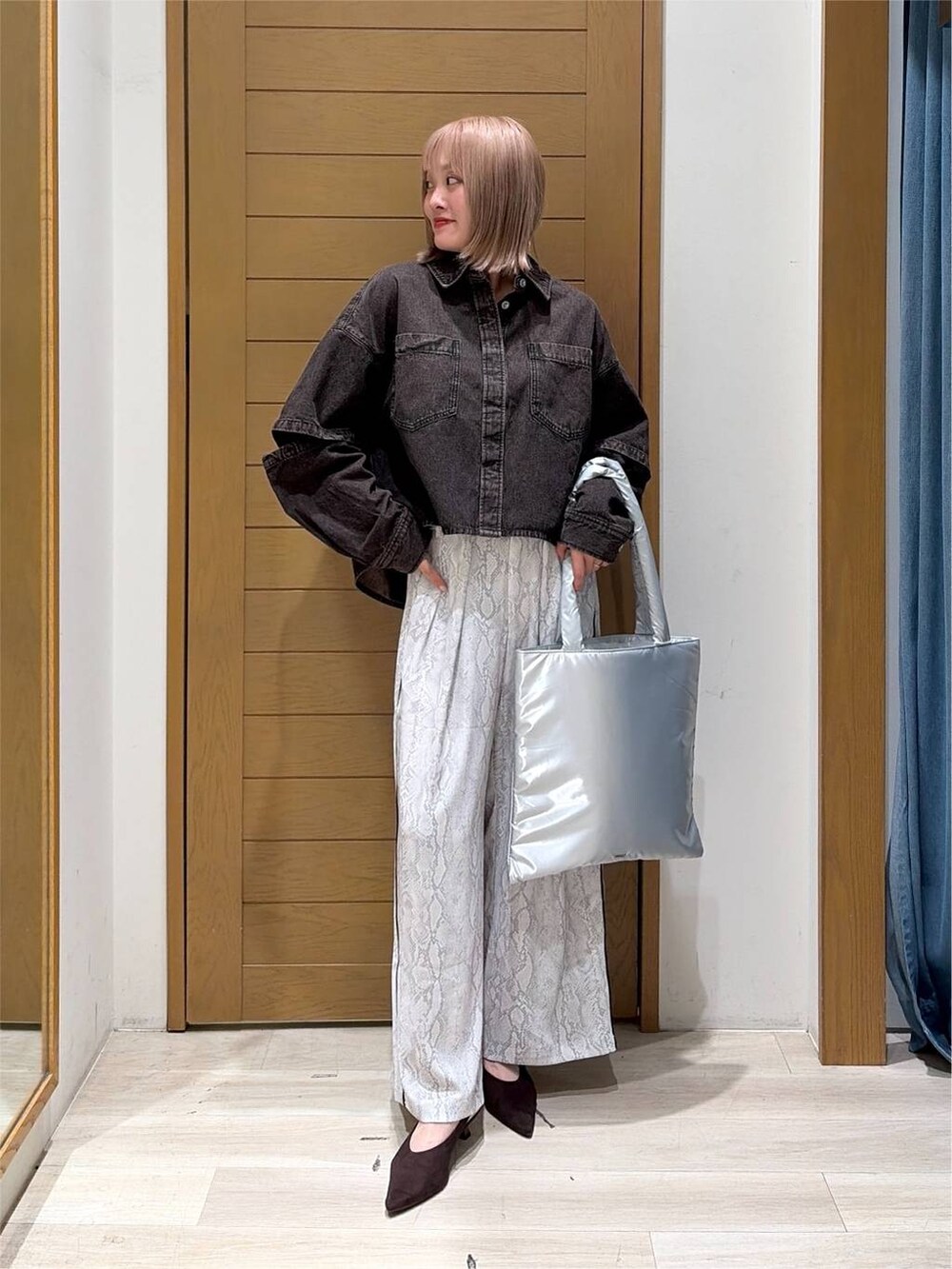 ブラウン系のパンプス、ブラウン系のシャツ/ブラウス、その他のその他パンツを着用したレディースの秋コーディネートの2枚目の写真