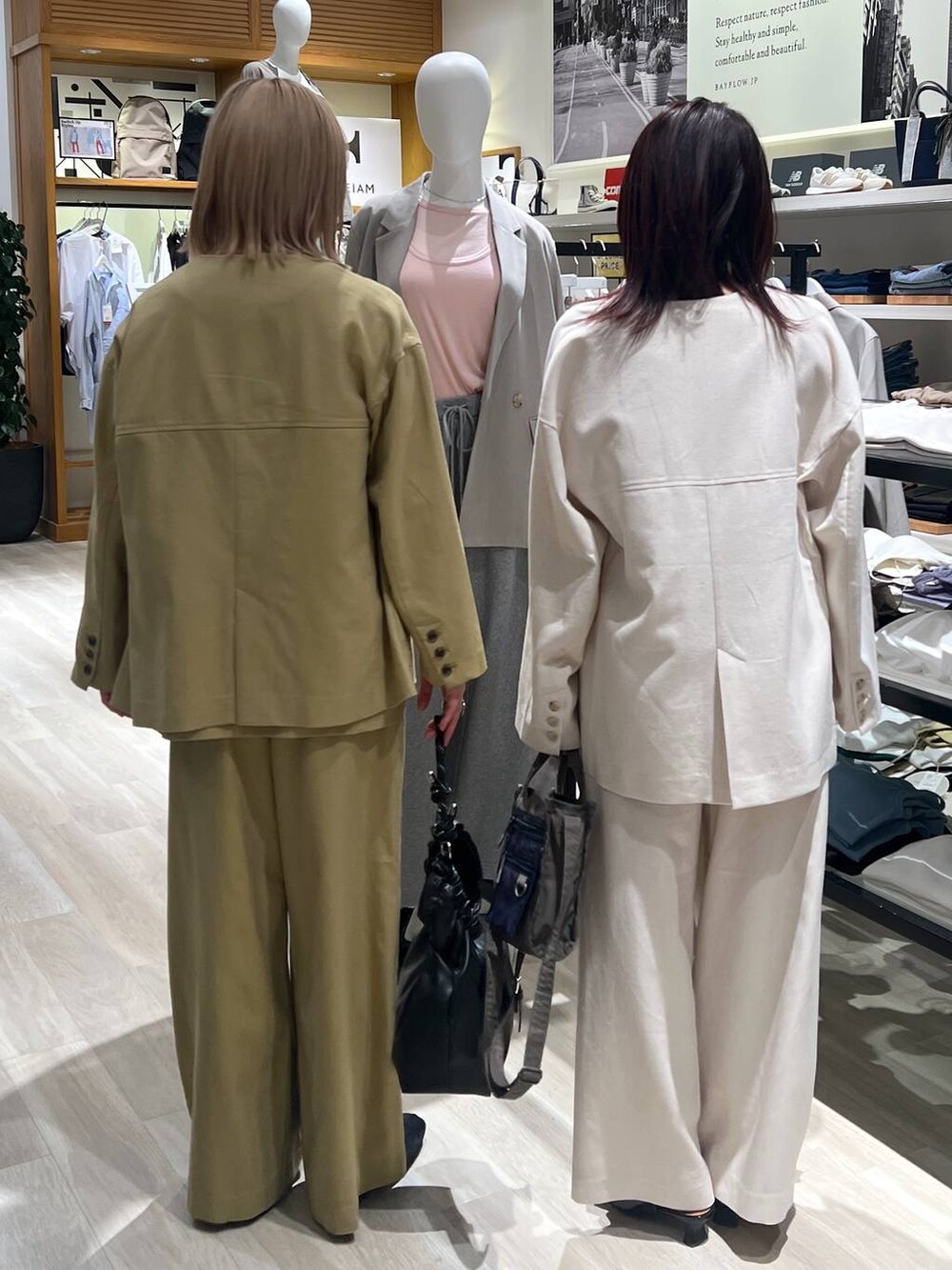 「ユニセックス、カジュアル、BAYFLOW、体型カバー、着痩せ・細見え」｜「BAYFLOWの[セットアップ可能]リネンラップパンツ（その他パンツ、ホワイト系）」を使った、orinさん（レディース・163cm）の春コーディネートの3枚目の写真