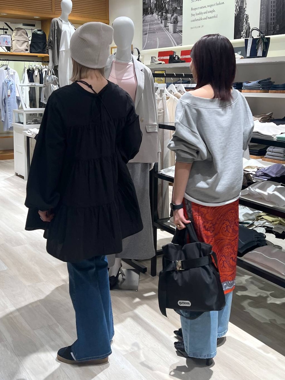 「体型カバー、着痩せ・細見え、ユニセックス、カジュアル、BAYFLOW」｜「BAYFLOWの[スマホ・カード収納可♪]多機能スパンコールミニショルダー（ショルダーバッグ、グレー系）」を使った、orinさん（レディース・163cm）の春コーディネートの5枚目の写真
