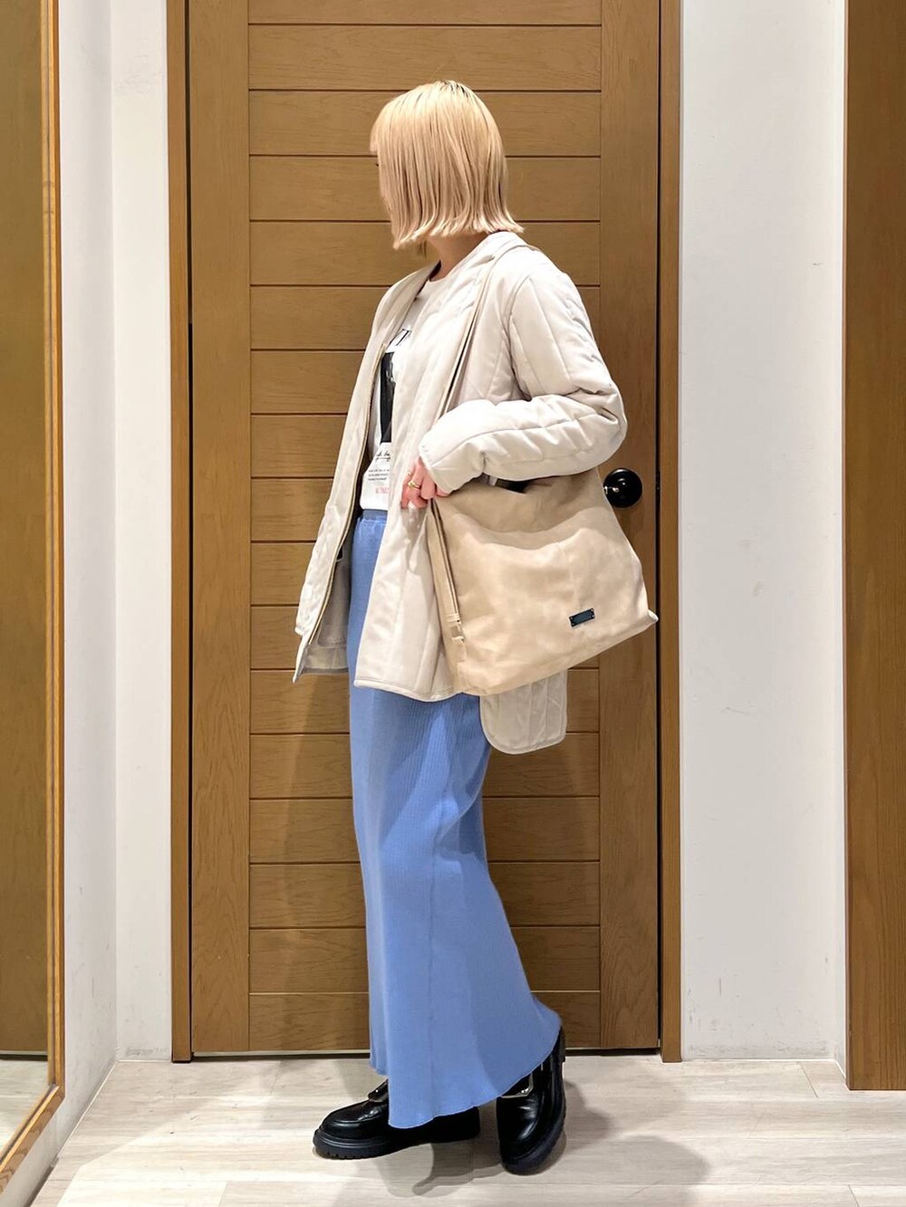 「体型カバー、着痩せ・細見え、ユニセックス、カジュアル、BAYFLOW」｜「BAYFLOWの[シルキータッチの肌触り]アソートロゴロングスリーブT（Tシャツ/カットソー、ホワイト系）」を使った、orinさん（レディース・163cm）の冬コーディネートの3枚目の写真