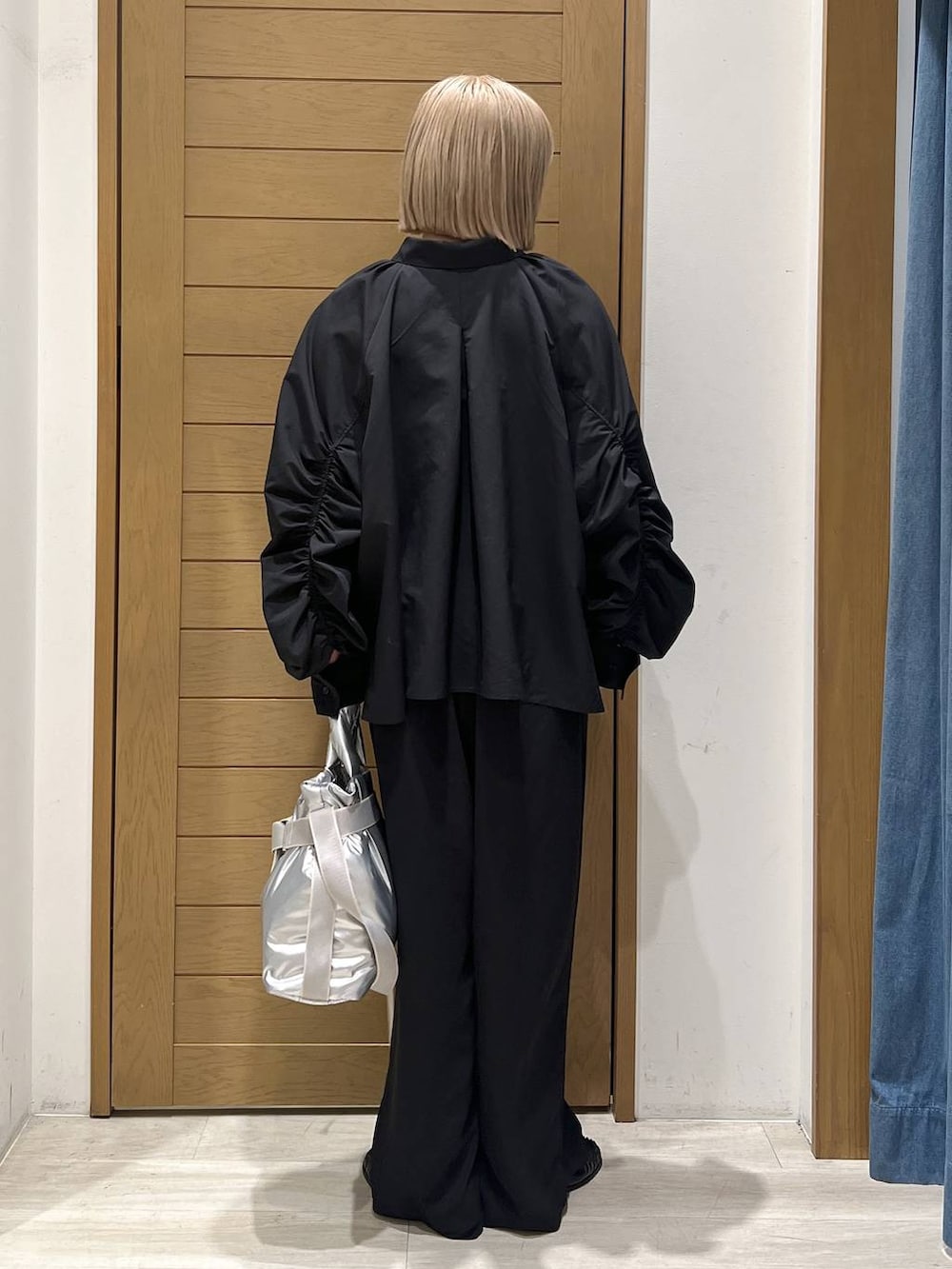 シルバー系のトートバッグ、ブラック系のローファー、ブラック系のその他パンツを着用したレディースの冬コーディネートの4枚目の写真