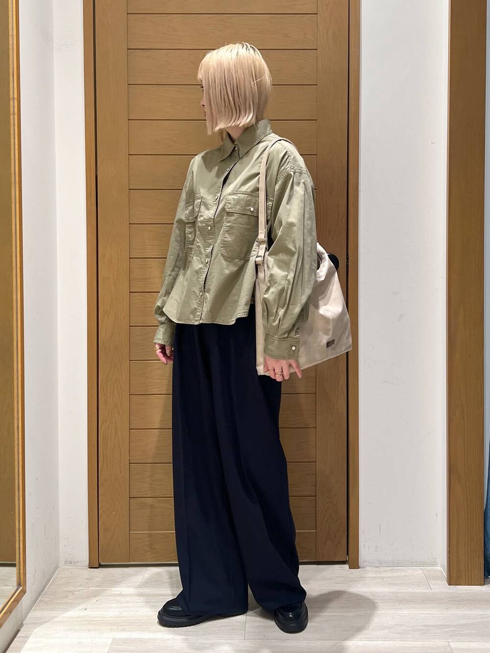 ブルー系のその他パンツ、その他のローファー、グリーン系のシャツ/ブラウスを着用したレディースの冬コーディネートの3枚目の写真