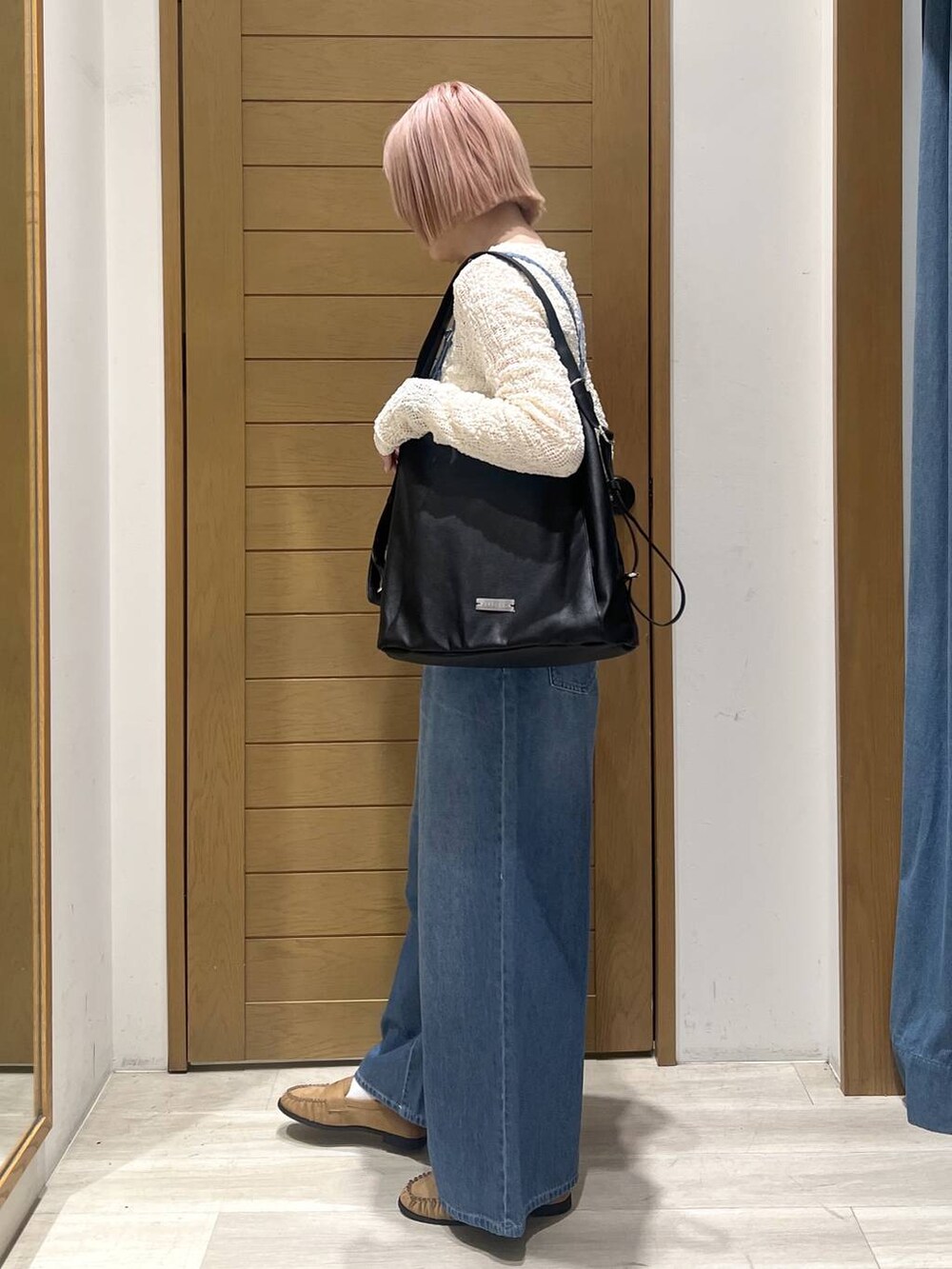 ベージュ系のローファー、ブラック系のトートバッグ、ホワイト系のTシャツ/カットソーを着用したレディースの春コーディネートの4枚目の写真
