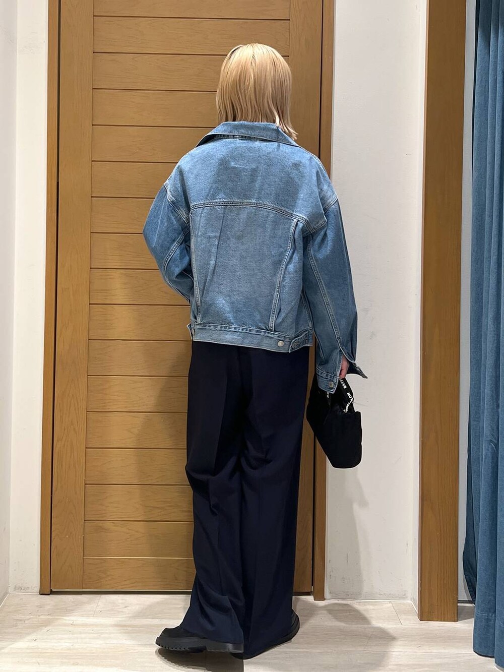 ブルー系のその他パンツ、ピンク系のTシャツ/カットソー、その他のローファーを着用したレディースの冬コーディネートの4枚目の写真