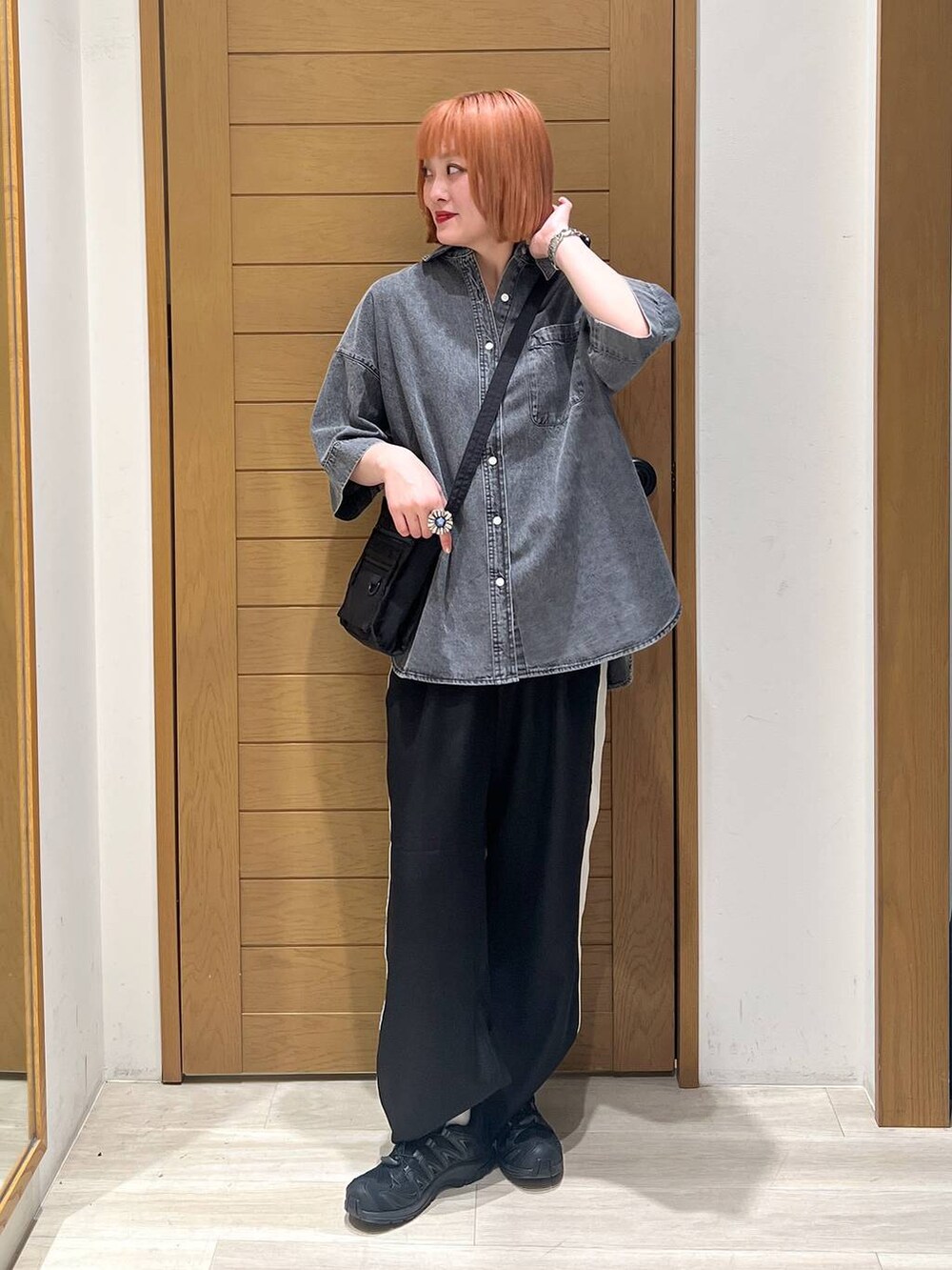 ブラック系のショルダーバッグ、グレー系のシャツ/ブラウス、ブラック系のその他パンツを着用したレディースの春コーディネートの3枚目の写真