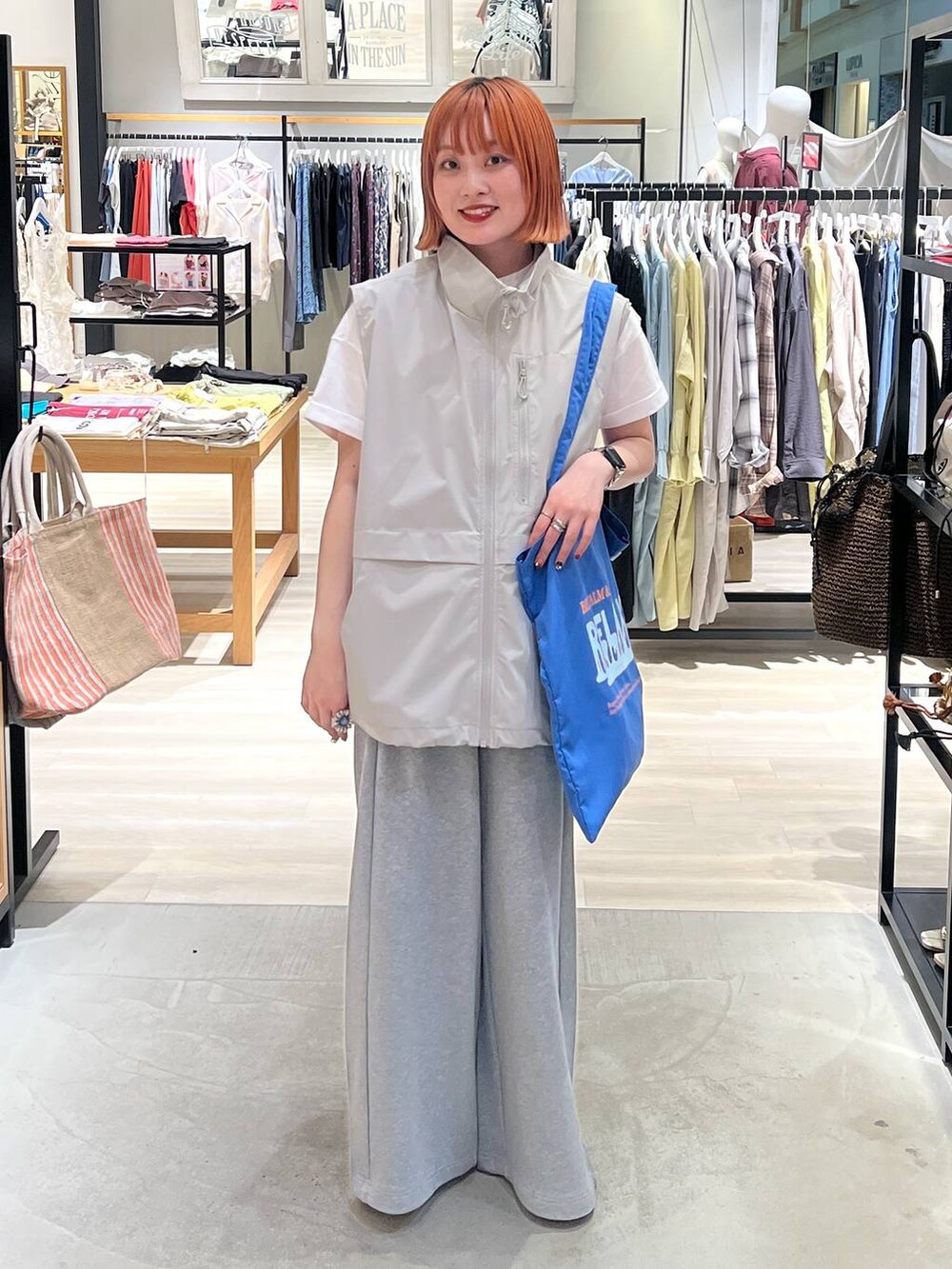 グレー系のスウェットパンツ、ブルー系のトートバッグを着用したレディースの夏コーディネートの5枚目の写真