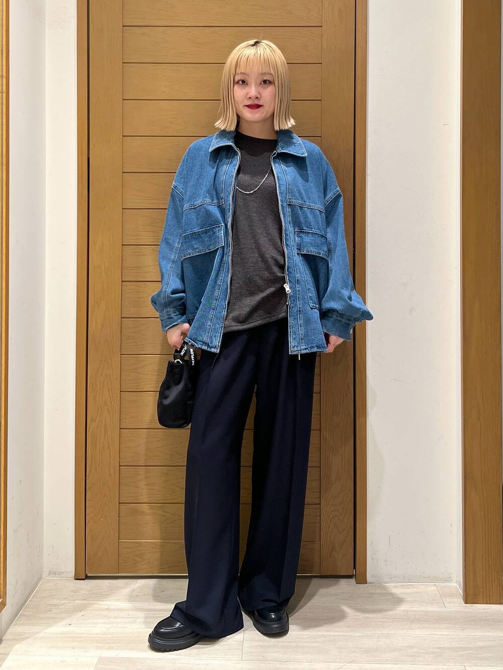 ブルー系のその他パンツ、その他のローファー、ブラック系のショルダーバッグを着用したレディースの冬コーディネートの3枚目の写真