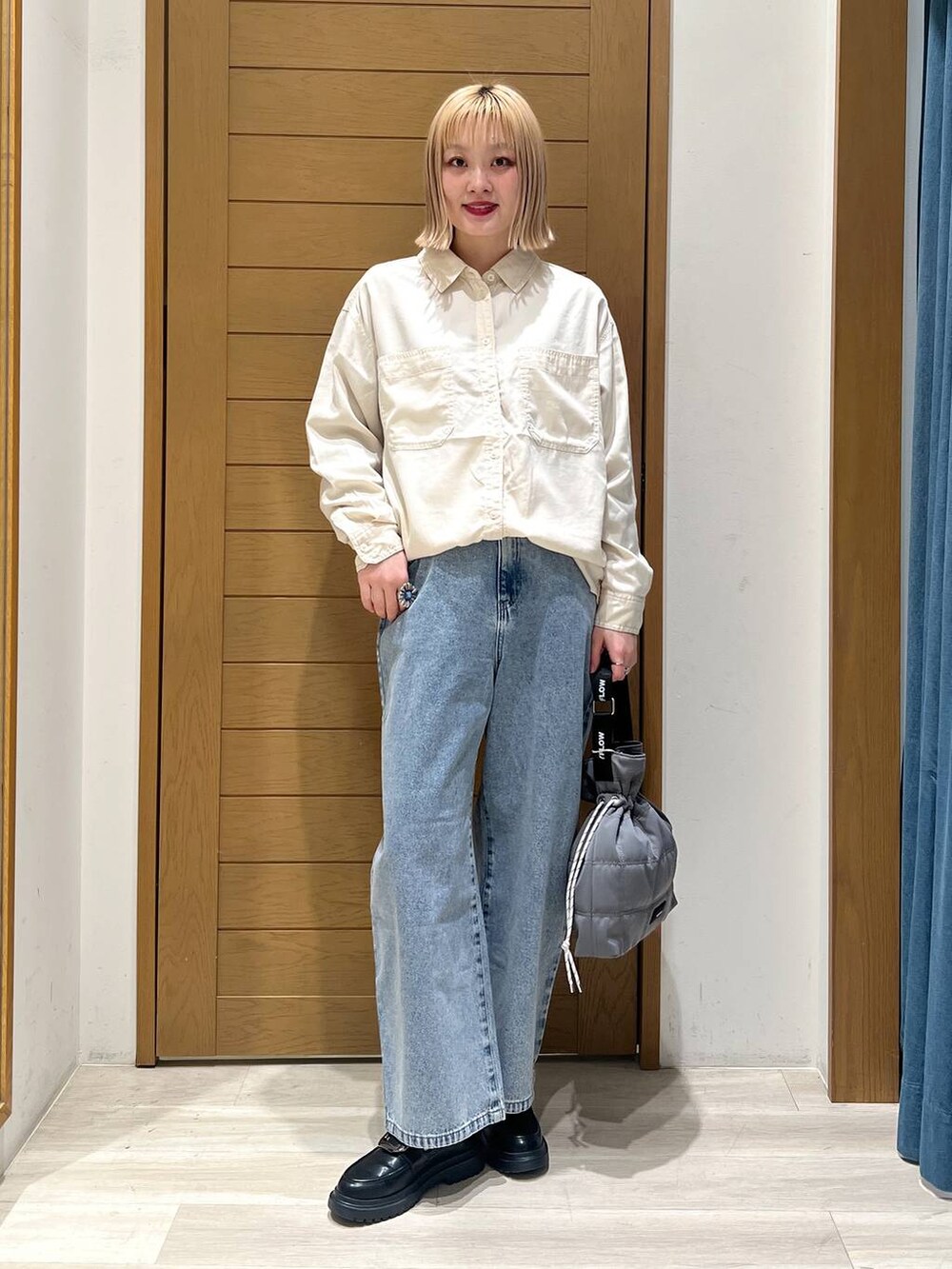 ホワイト系のシャツ/ブラウス、ブルー系のデニムパンツ、その他のローファーを着用したレディースの冬コーディネートの5枚目の写真