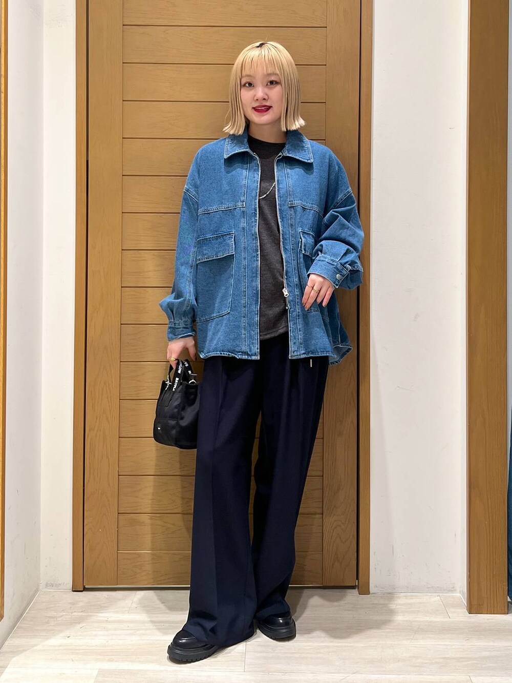 ブルー系のその他パンツ、その他のローファー、ブラック系のショルダーバッグを着用したレディースの冬コーディネートの4枚目の写真