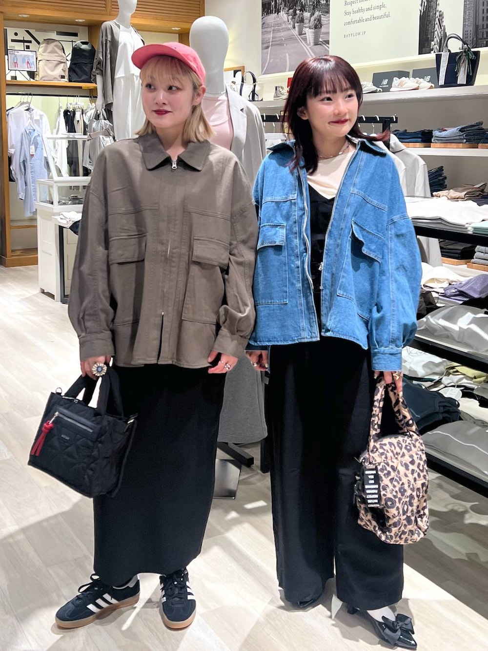 「カジュアル、ユニセックス、体型カバー、着痩せ・細見え、BAYFLOW、リンクコーデ」|「adidasの【adidas(アディダス)】GAZELLEINDOOR(WOMENS)(スニーカー、ブラック系)」を使った、orinさん(レディース・163cm)の春コーディネートの2枚目の写真