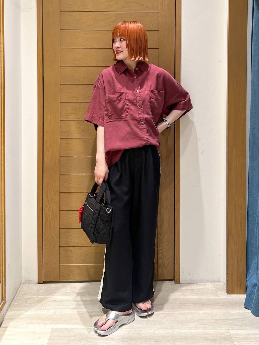 シルバー系のサンダル、レッド系のシャツ/ブラウス、ブラック系のショルダーバッグを着用したレディースの夏コーディネートの3枚目の写真