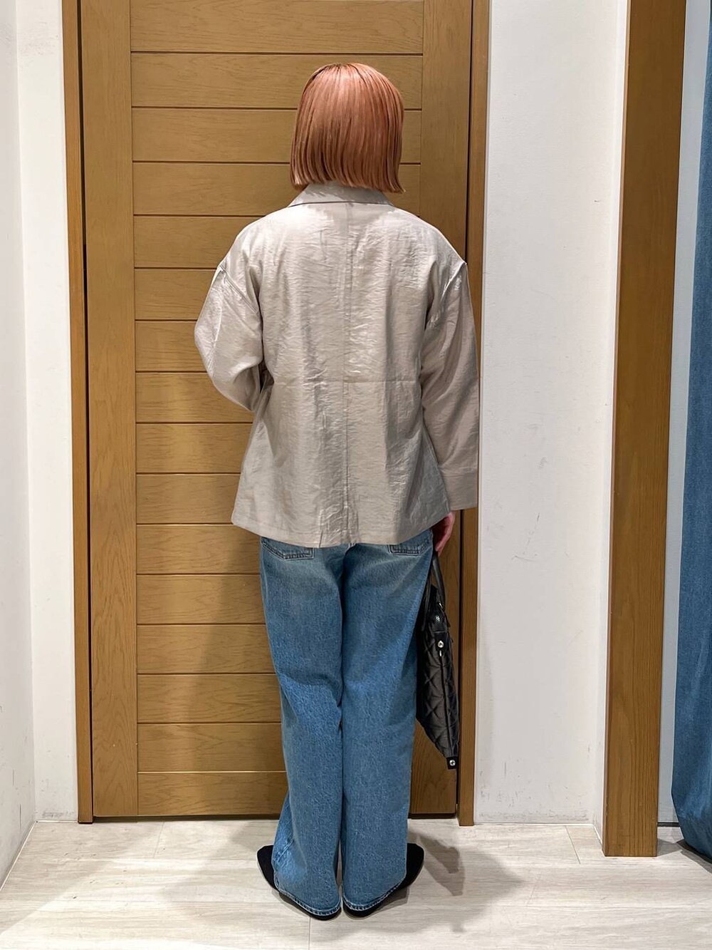 「体型カバー、着痩せ・細見え、ユニセックス、カジュアル、BAYFLOW」｜「BAYFLOWの【Levi's(R)（リーバイス(R)）】別注RIBCAGE STRAIGHT（デニムパンツ、ブルー系）」を使った、orinさん（レディース・163cm）の春コーディネートの4枚目の写真