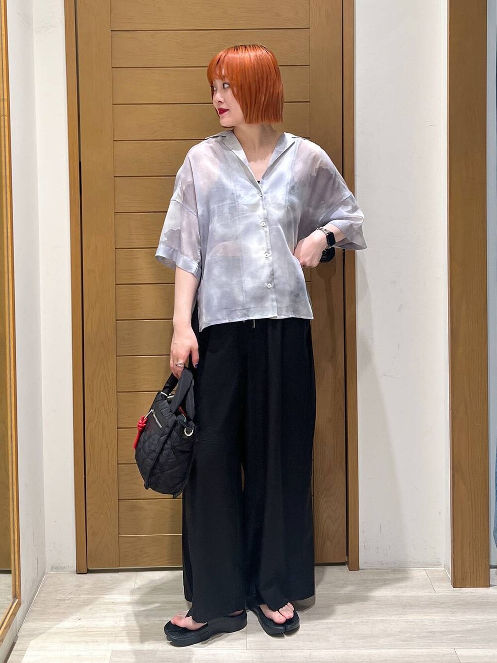 ブラック系のその他パンツ、ブラック系のショルダーバッグ、グレー系のシャツ/ブラウスを着用したレディースの夏コーディネートの2枚目の写真