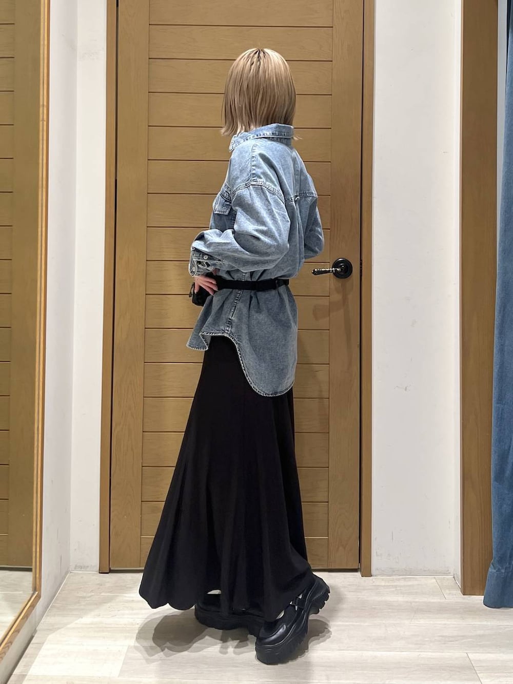 ブルー系のシャツ/ブラウス、ブラック系のスニーカー、ピンク系のニット/セーターを着用したレディースの春コーディネートの4枚目の写真