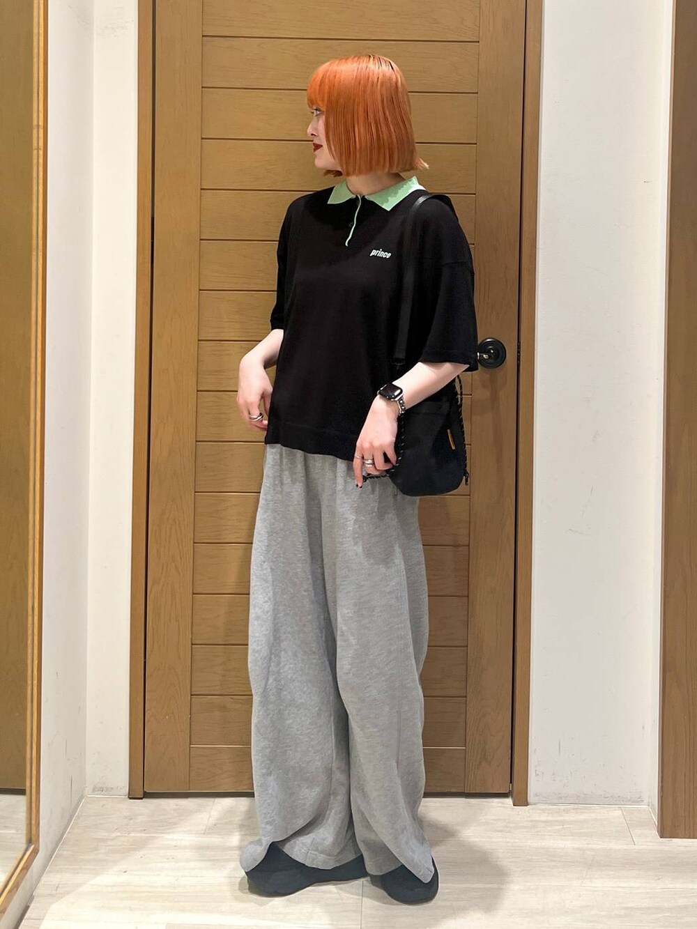 ブラック系のスカート、グレー系のスウェットパンツ、ブラック系のニット/セーターを着用したレディースの春コーディネートの6枚目の写真