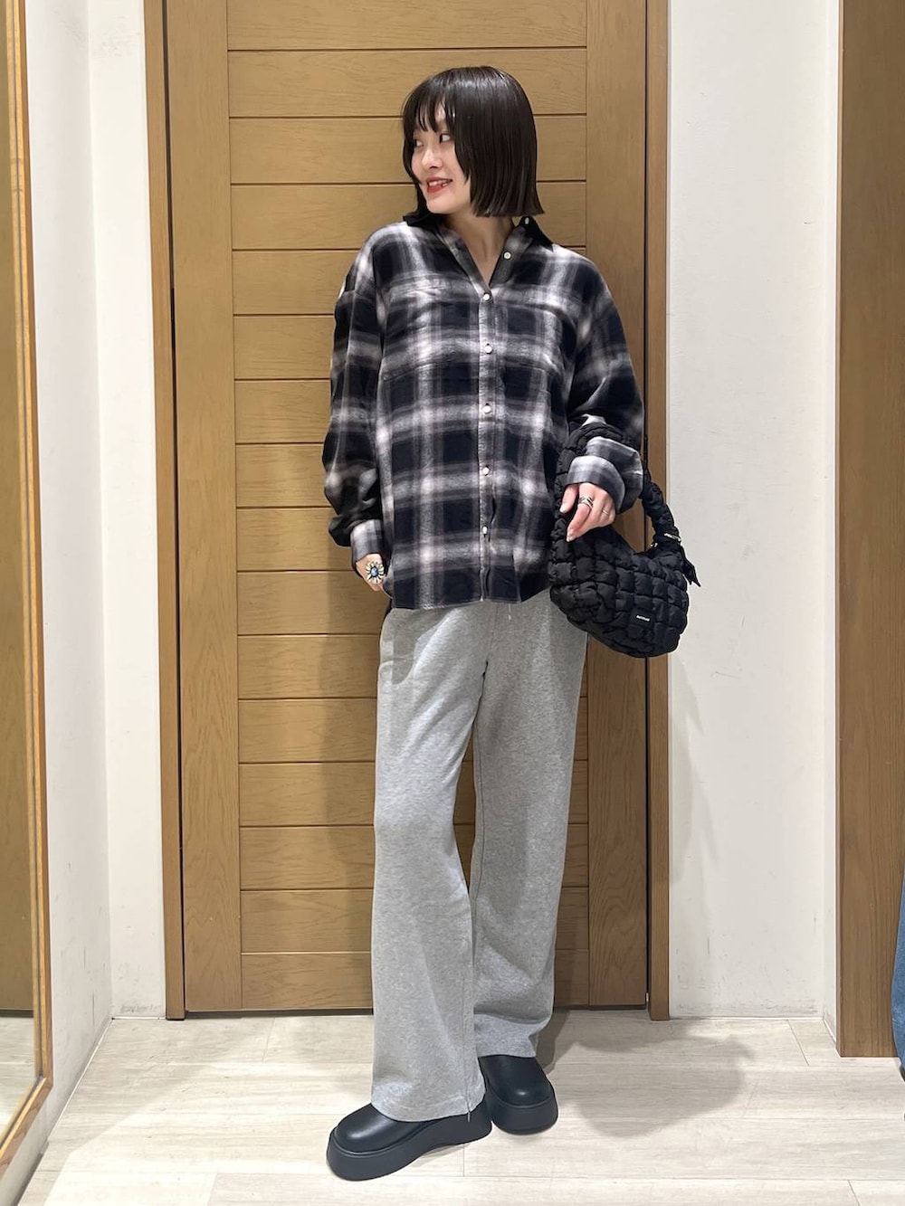 ブラック系のシャツ/ブラウス、ブラック系のハンドバッグ、グレー系のその他パンツを着用したレディースの秋コーディネートの3枚目の写真