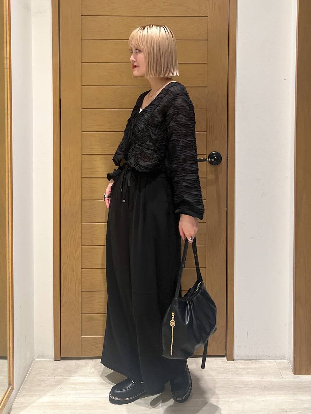 ブラック系のその他パンツ、ブラック系のローファー、ブラック系のトートバッグを着用したレディースの秋コーディネートの6枚目の写真