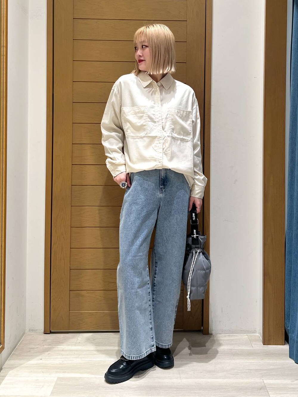 ホワイト系のシャツ/ブラウス、ブルー系のデニムパンツ、その他のローファーを着用したレディースの冬コーディネートの2枚目の写真