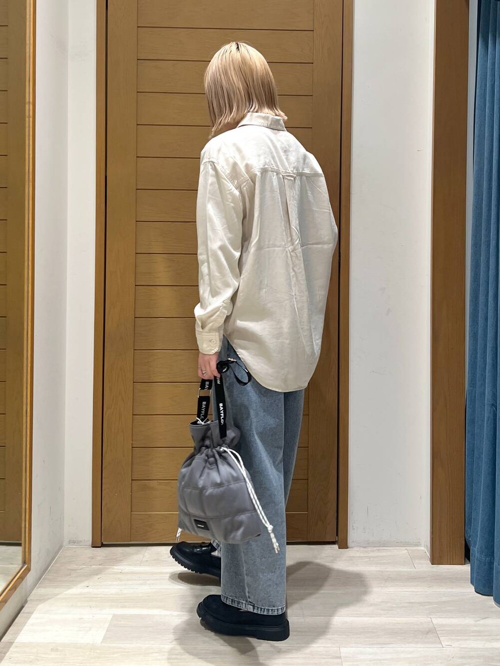 ホワイト系のシャツ/ブラウス、ブルー系のデニムパンツ、その他のローファーを着用したレディースの冬コーディネートの3枚目の写真