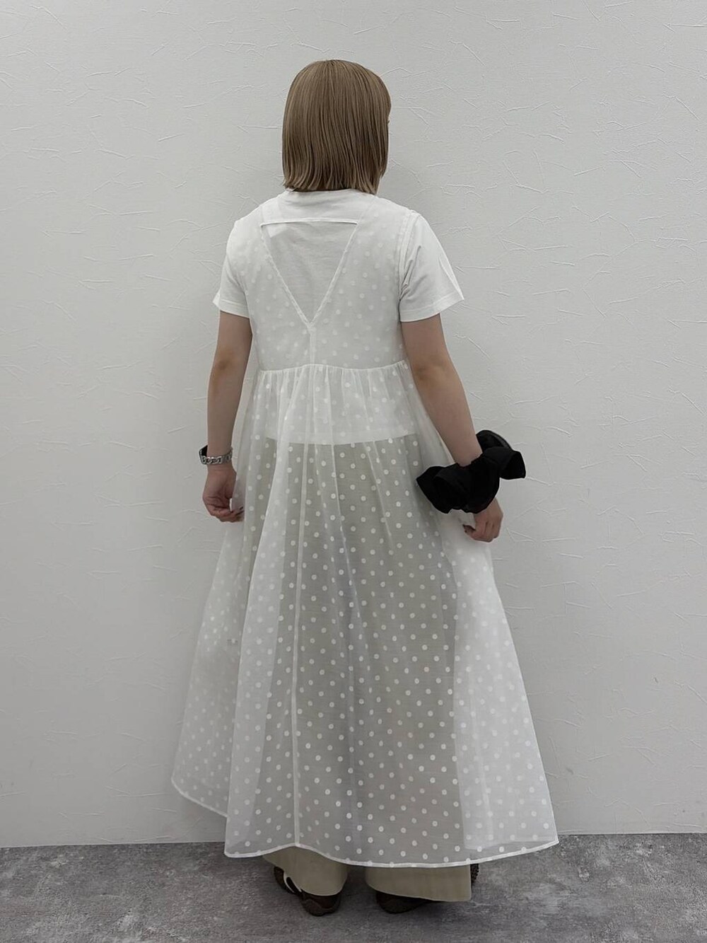 ホワイト系のワンピース、ベージュ系のチノパンツ、ホワイト系のTシャツ/カットソーを着用したレディースの夏コーディネートの4枚目の写真