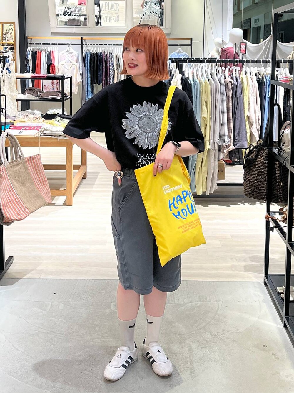 グレー系のその他パンツ、ブラック系のTシャツ/カットソー、イエロー系のトートバッグを着用したレディースの夏コーディネートの6枚目の写真