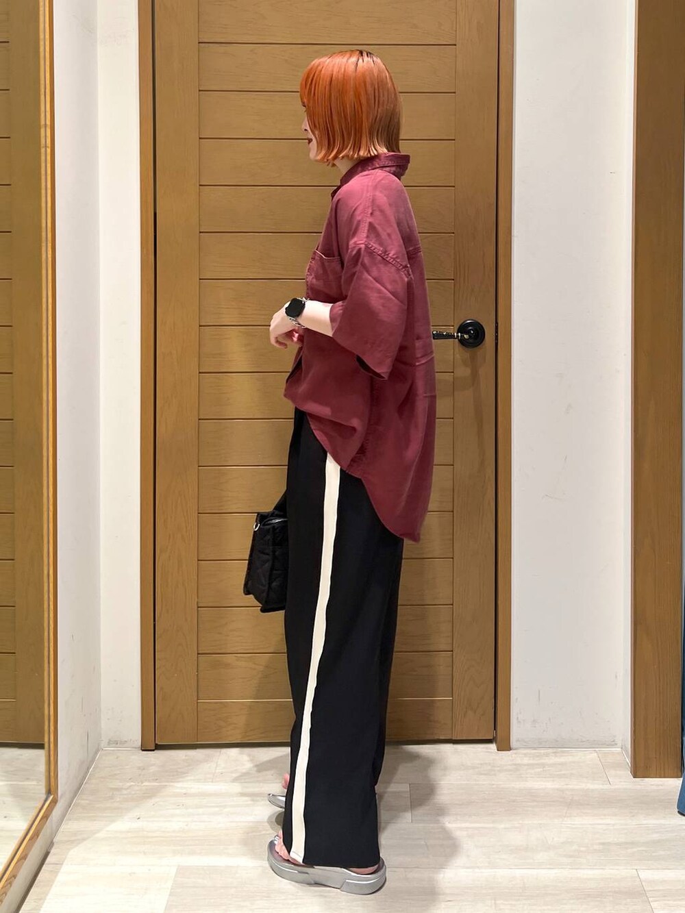 シルバー系のサンダル、レッド系のシャツ/ブラウス、ブラック系のショルダーバッグを着用したレディースの夏コーディネートの4枚目の写真