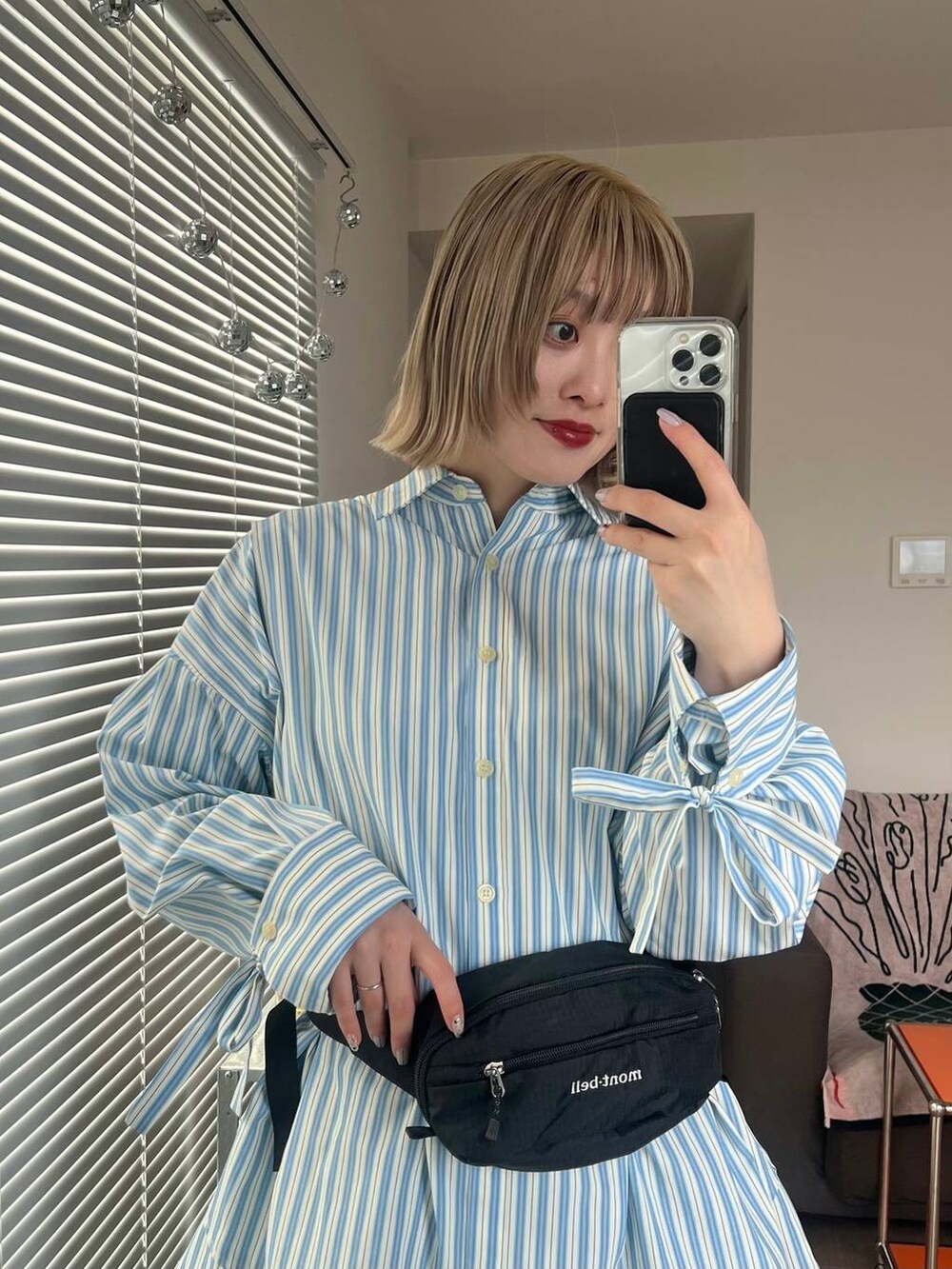 ブルー系のシャツ/ブラウスを着用したレディースの冬コーディネートの3枚目の写真