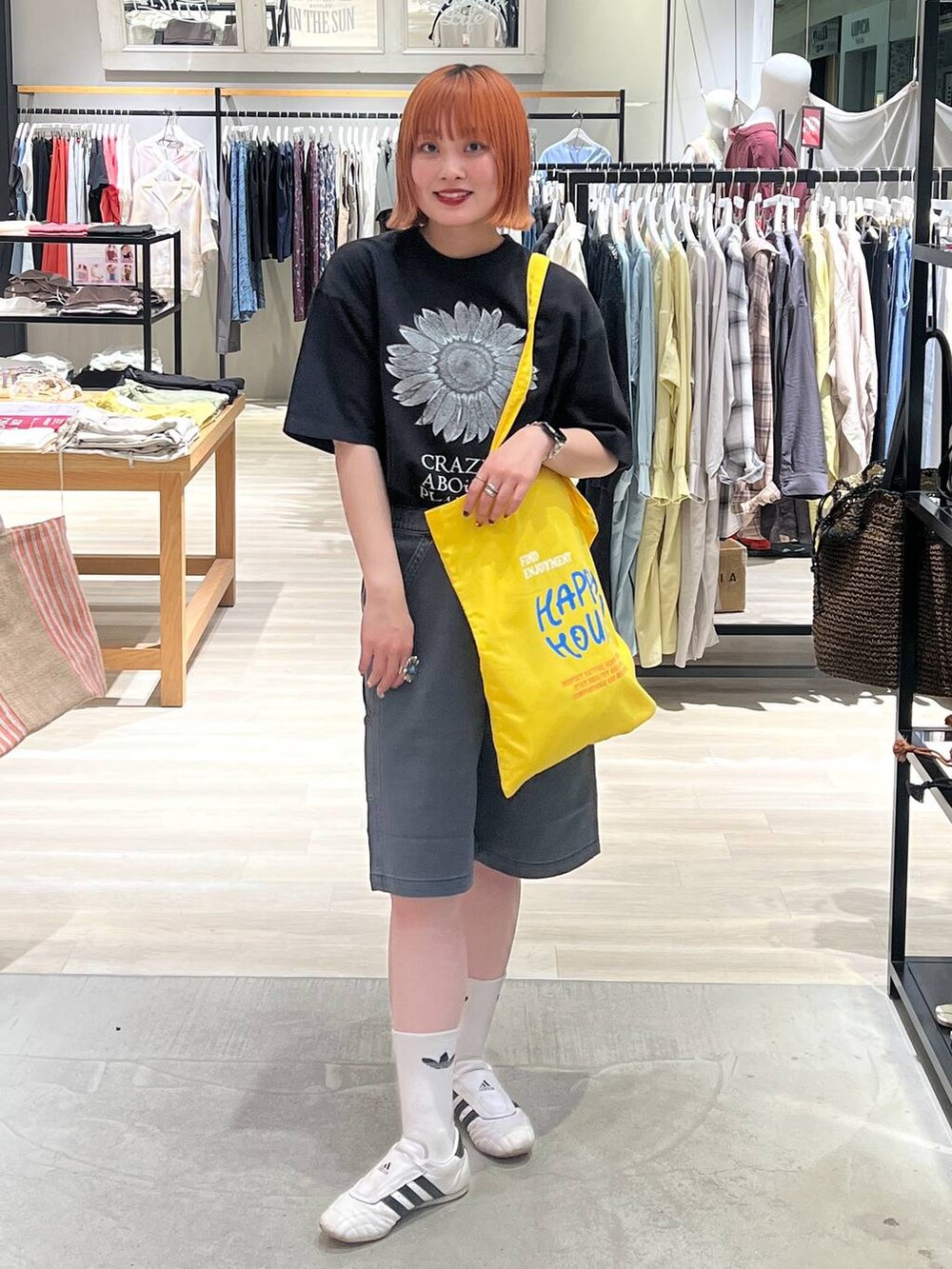 グレー系のその他パンツ、ブラック系のTシャツ/カットソー、イエロー系のトートバッグを着用したレディースの夏コーディネートの5枚目の写真