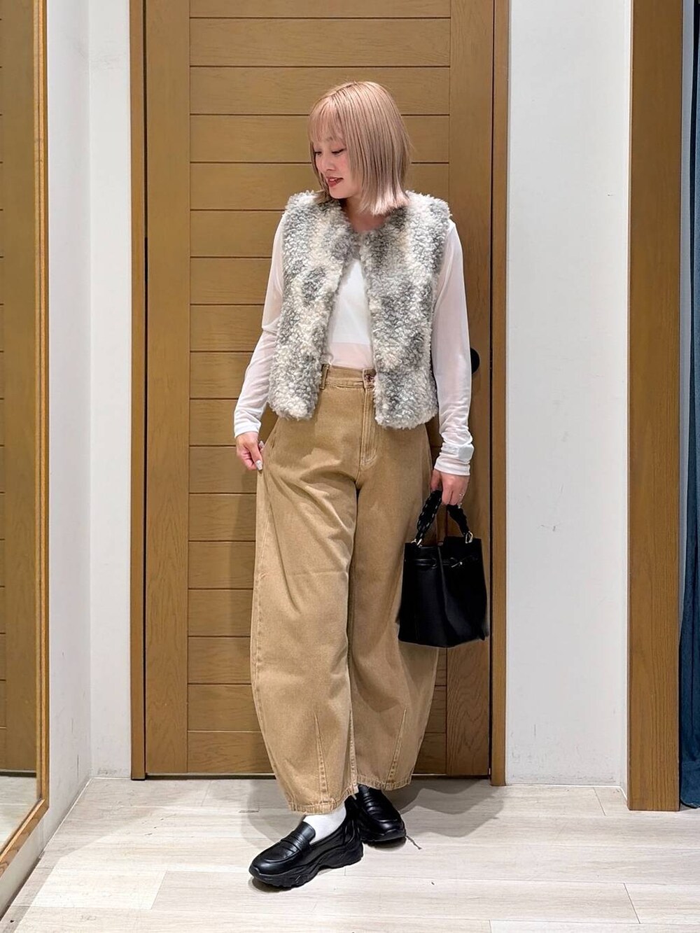 ブラック系のスニーカー、イエロー系のデニムパンツ、ブラック系のTシャツ/カットソーを着用したレディースの秋コーディネートの3枚目の写真