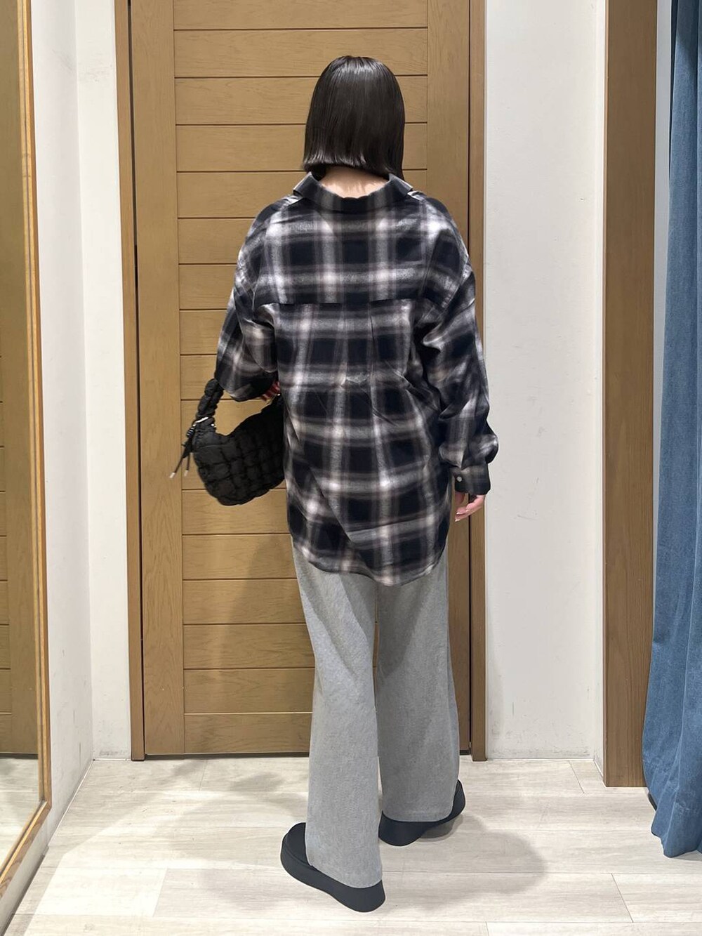 ブラック系のシャツ/ブラウス、ブラック系のハンドバッグ、グレー系のその他パンツを着用したレディースの秋コーディネートの4枚目の写真