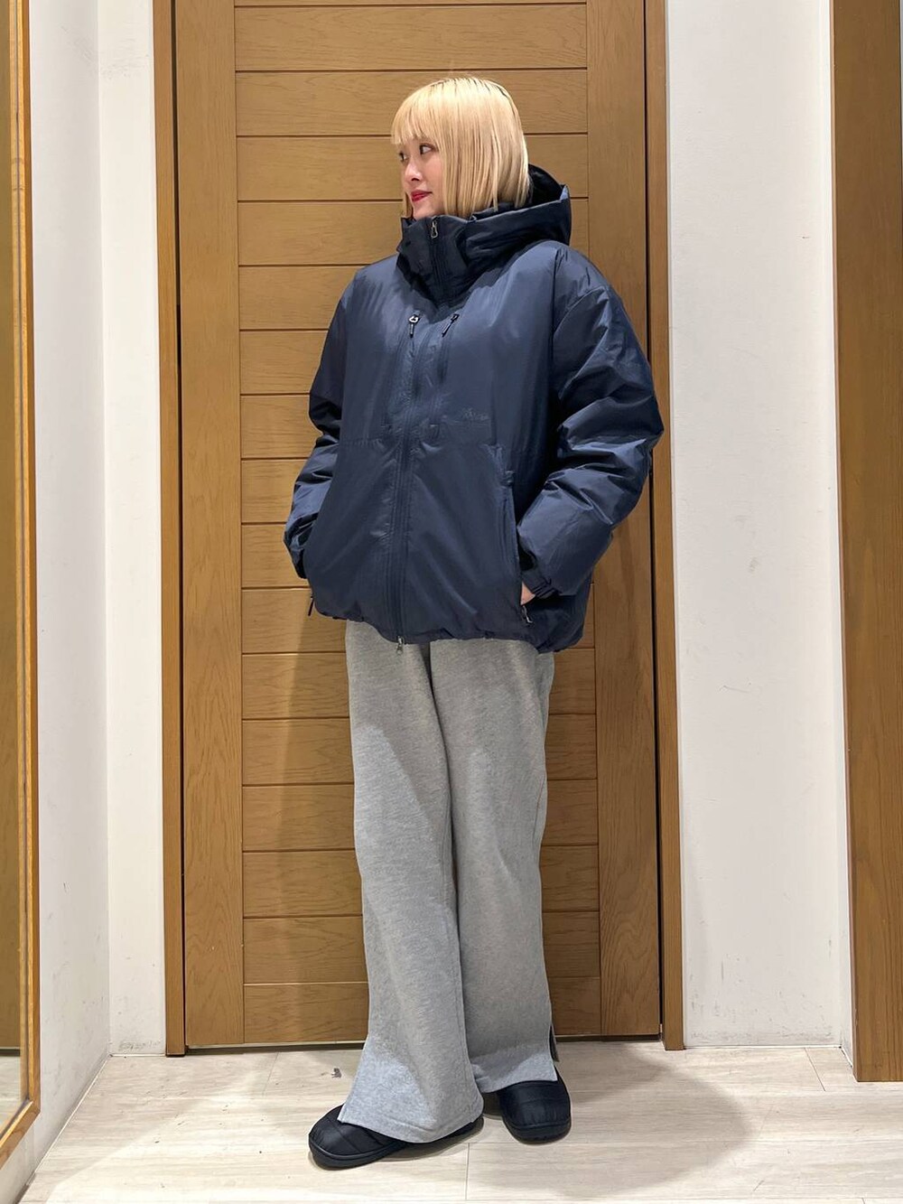「体型カバー、着痩せ・細見え、ユニセックス、カジュアル、BAYFLOW」｜「NANGAの【NANGA Mt.&Sea(ナンガ)】オーロラダウン24AW（ダウンジャケット/コート、ブルー系）」を使った、orinさん（レディース・163cm）の冬コーディネートの5枚目の写真