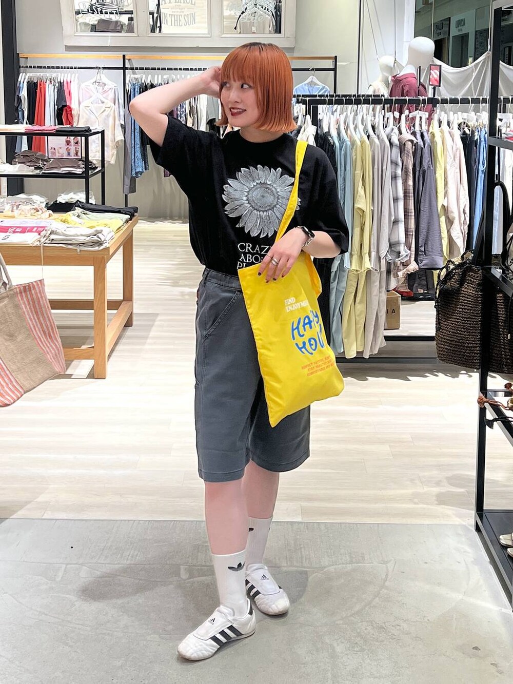 グレー系のその他パンツ、ブラック系のTシャツ/カットソー、イエロー系のトートバッグを着用したレディースの夏コーディネートの2枚目の写真