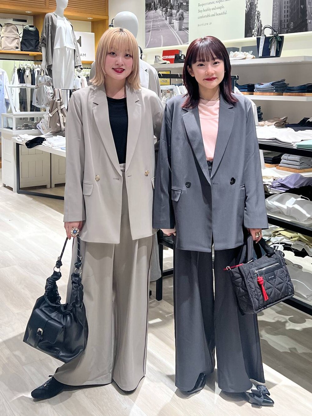 その他のパンプス、ベージュ系のその他パンツ、グレー系のテーラードジャケットを着用したレディースの春コーディネートの5枚目の写真