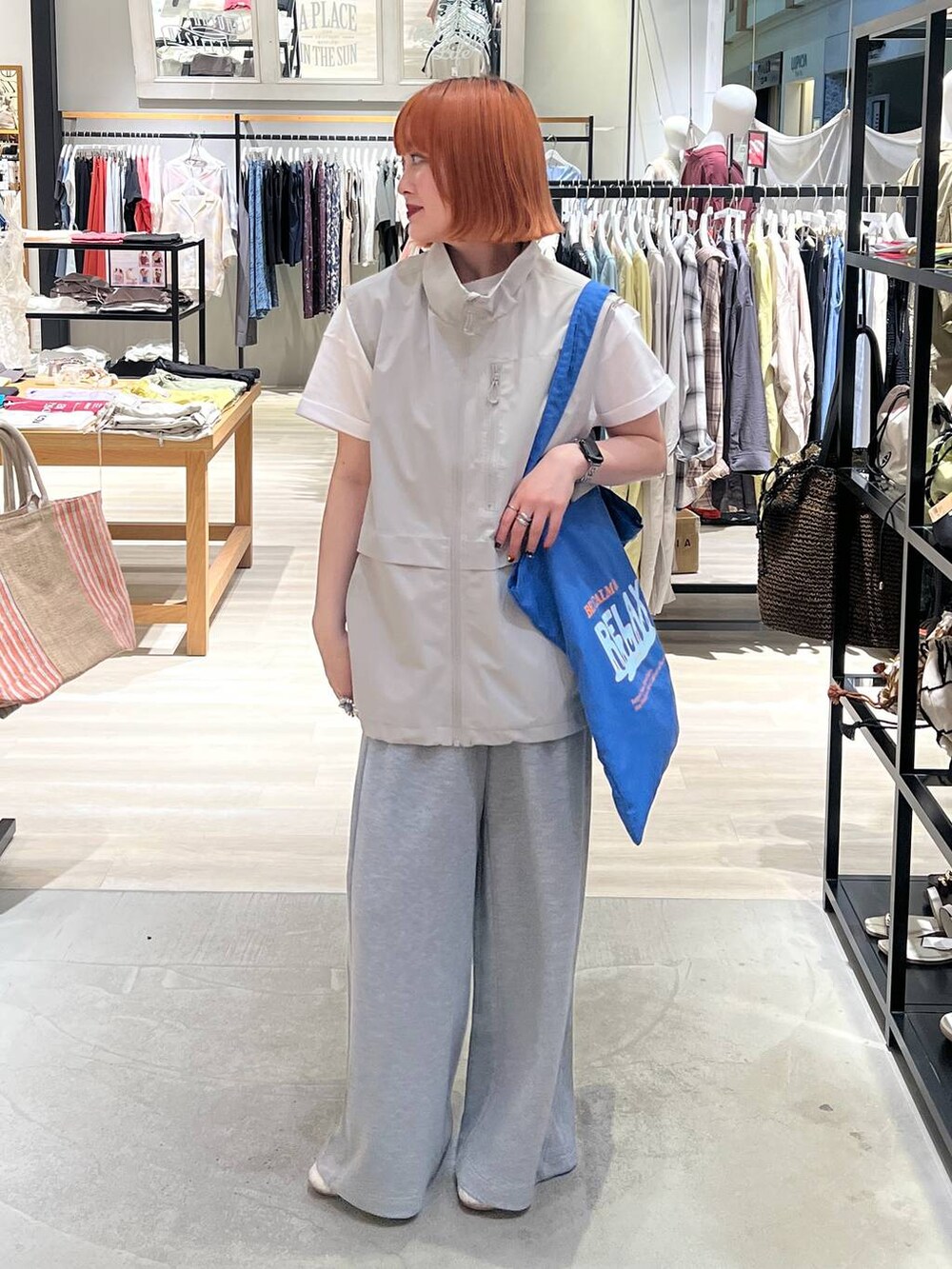 グレー系のスウェットパンツ、ブルー系のトートバッグを着用したレディースの夏コーディネートの6枚目の写真