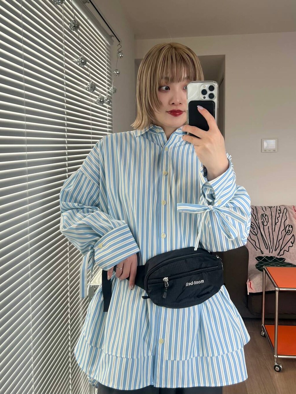 ブルー系のシャツ/ブラウスを着用したレディースの冬コーディネートの4枚目の写真