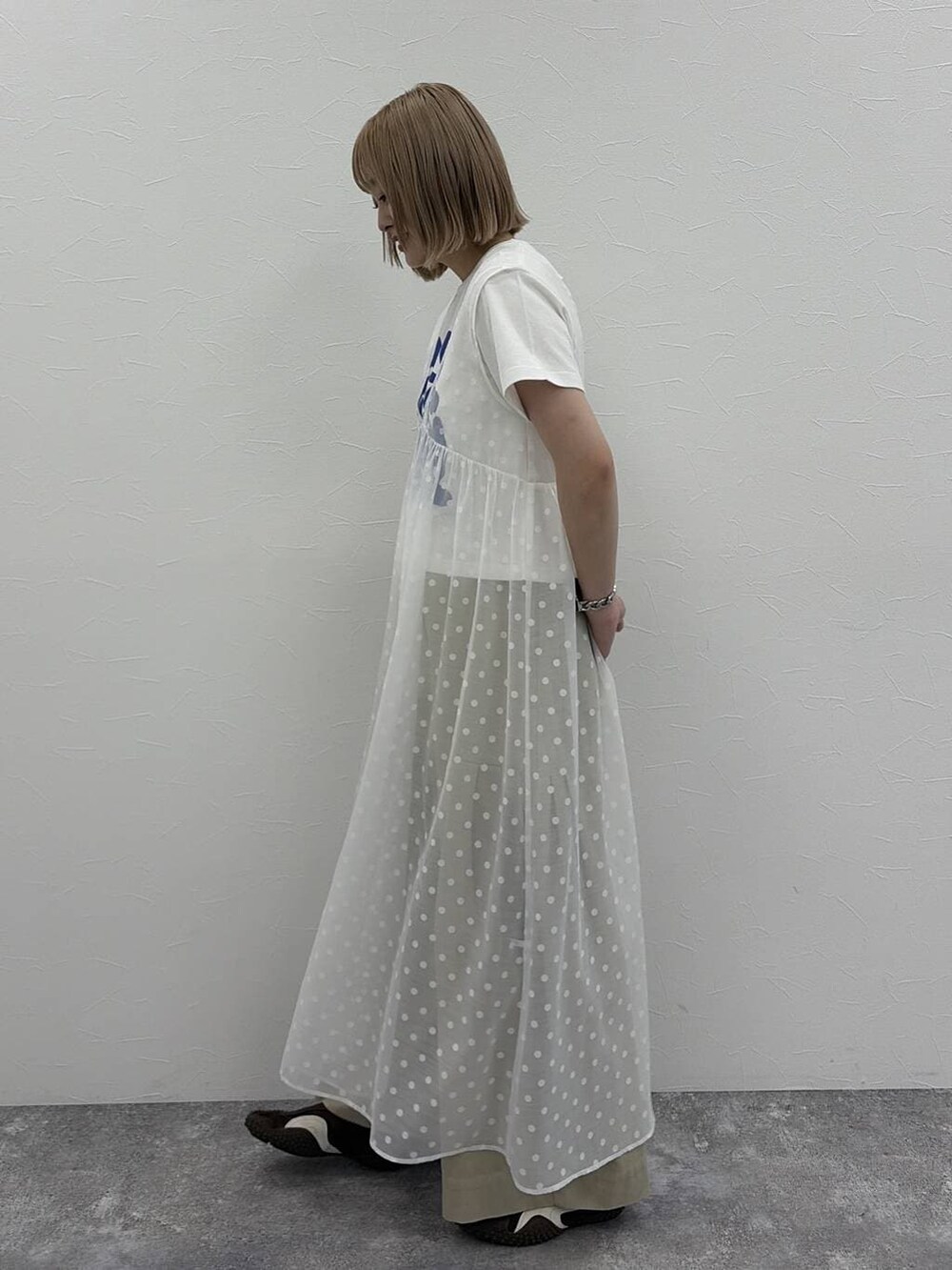 ホワイト系のワンピース、ベージュ系のチノパンツ、ホワイト系のTシャツ/カットソーを着用したレディースの夏コーディネートの3枚目の写真