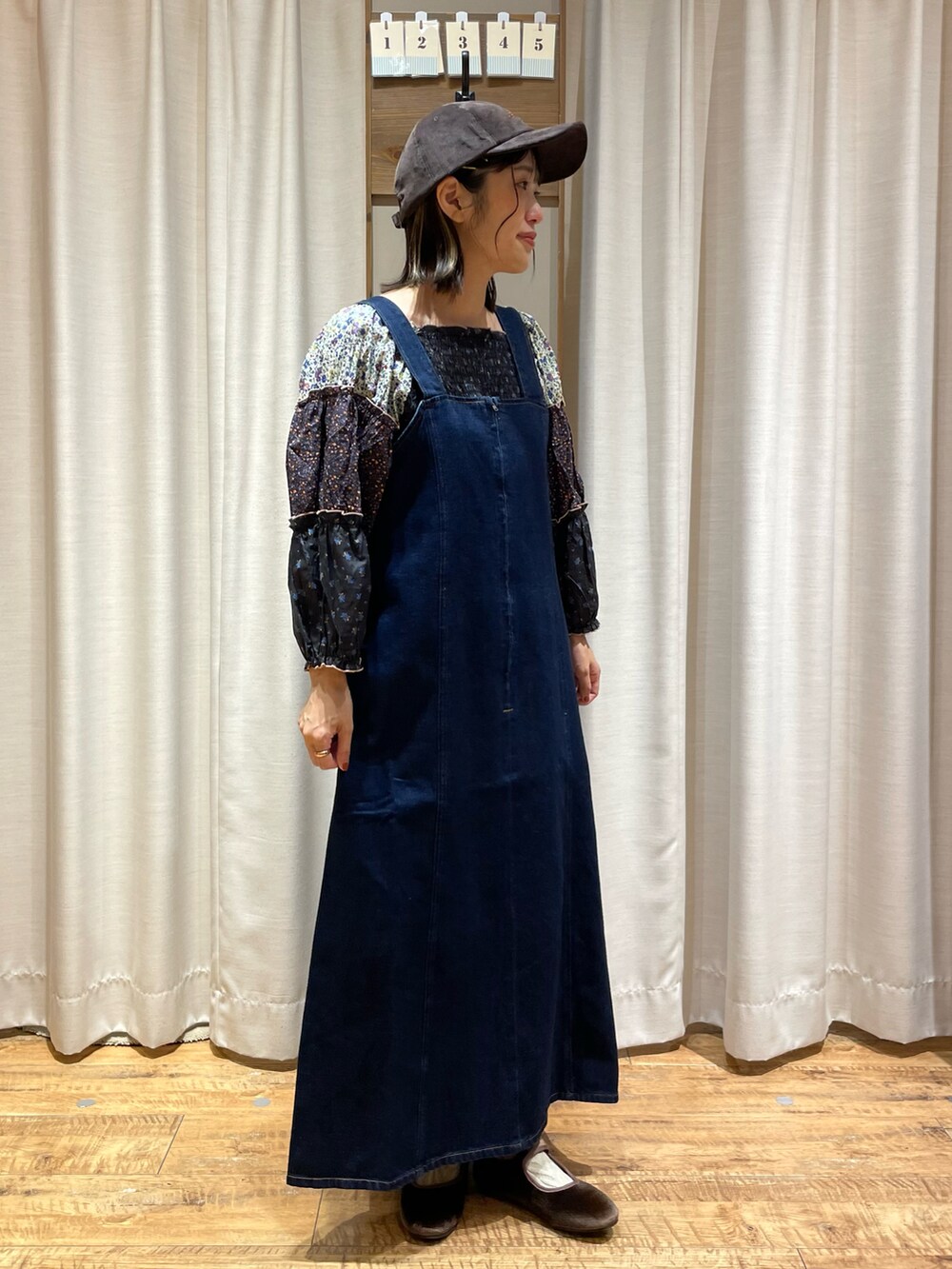 ブルー系のワンピース/ドレスを着用したレディースの秋コーディネートの3枚目の写真