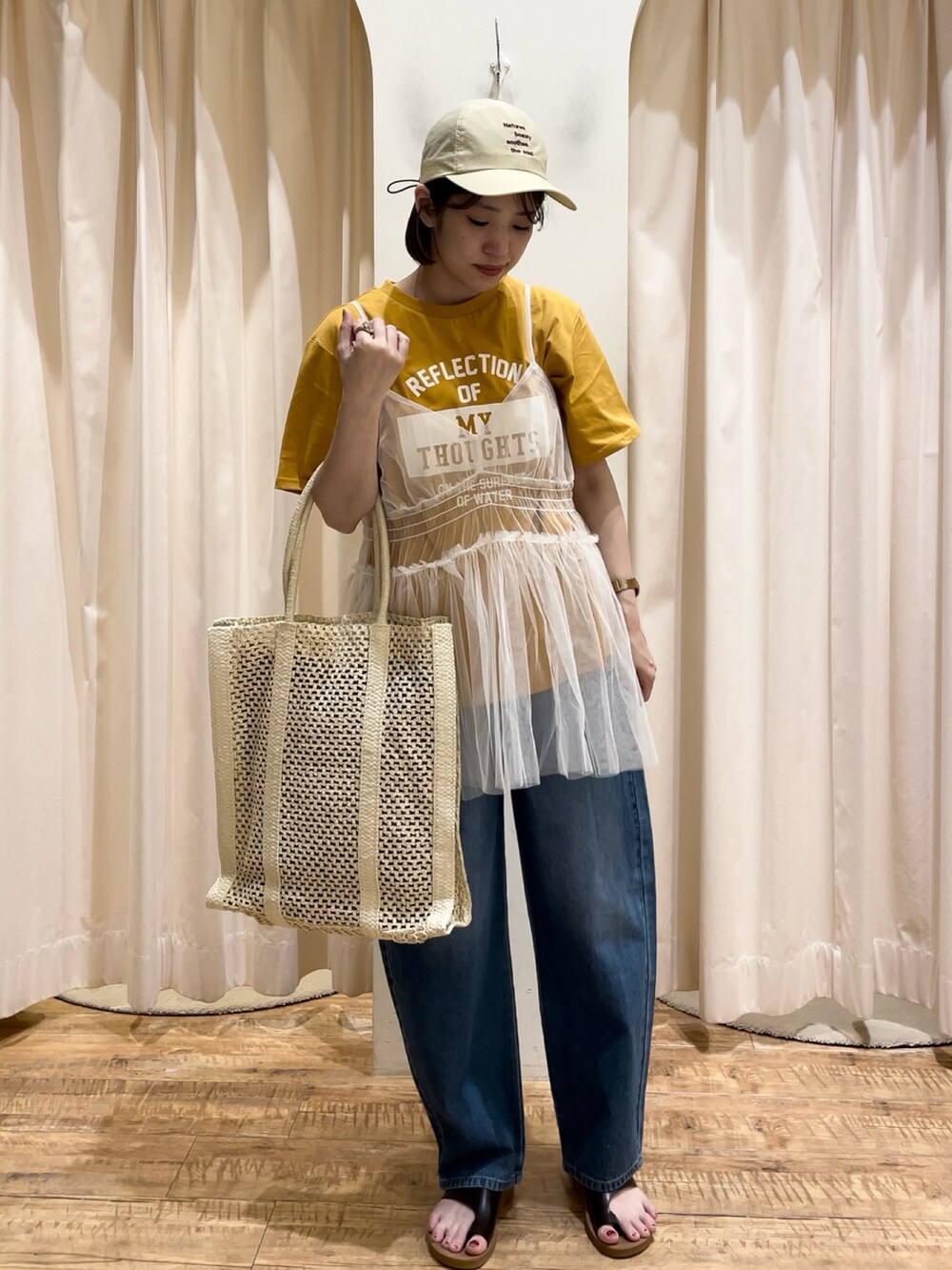 ブラック系のハットを着用したレディースの春コーディネートの2枚目の写真