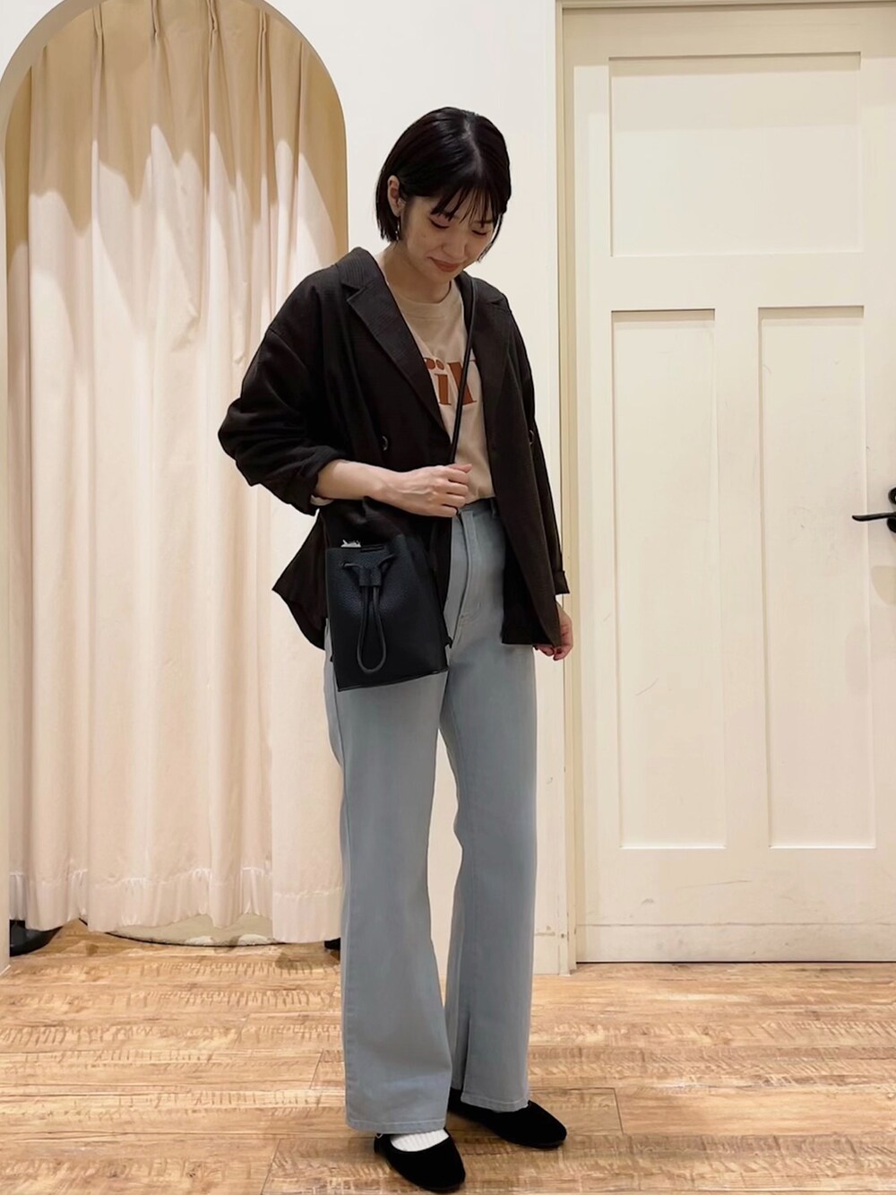 ブルー系のその他パンツ、ブラック系のその他シューズ、ブラック系のショルダーバッグを着用したレディースの秋コーディネートの2枚目の写真