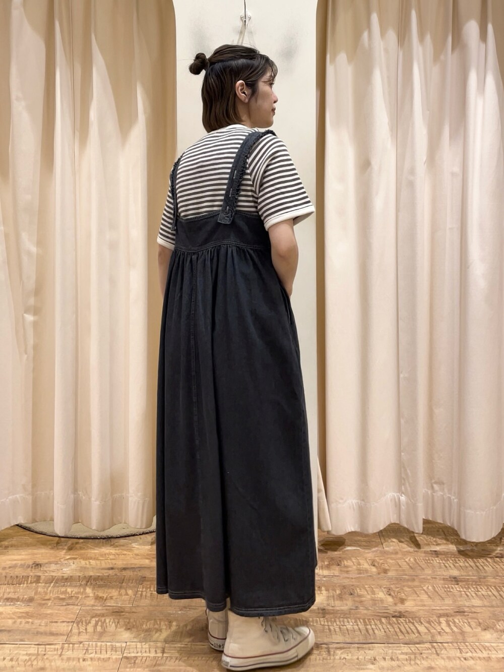 ブラック系のワンピース、ホワイト系のTシャツ/カットソーを着用したレディースの春コーディネートの2枚目の写真