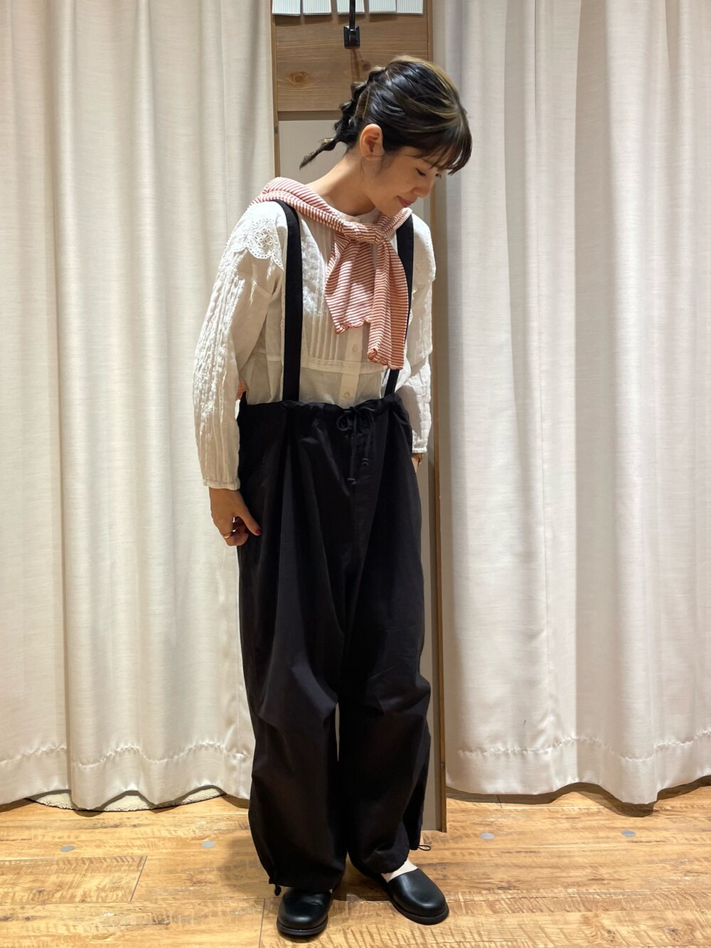 ブラック系のパンツを着用したレディースの秋コーディネートの2枚目の写真