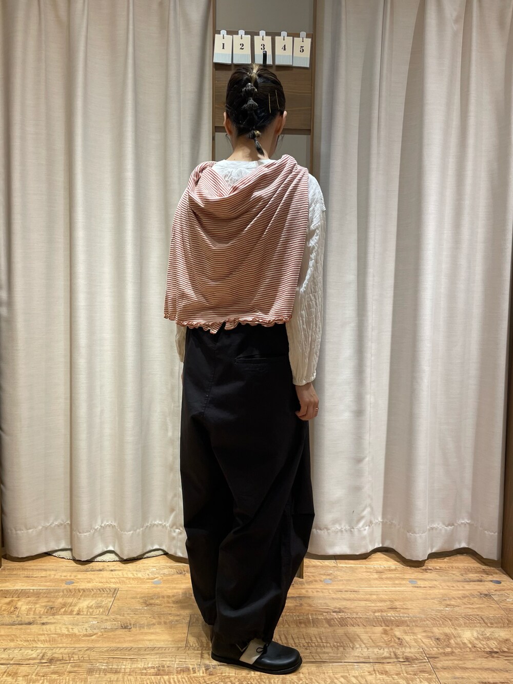 ブラック系のパンツを着用したレディースの秋コーディネートの4枚目の写真