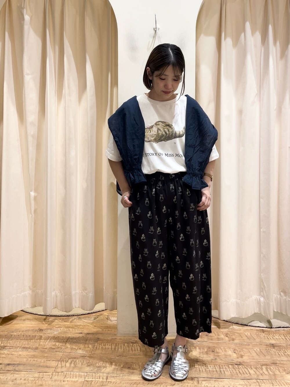 ブラック系のその他パンツ、ホワイト系のTシャツ/カットソー、ブルー系のシャツ/ブラウスを着用したレディースの春コーディネートの2枚目の写真