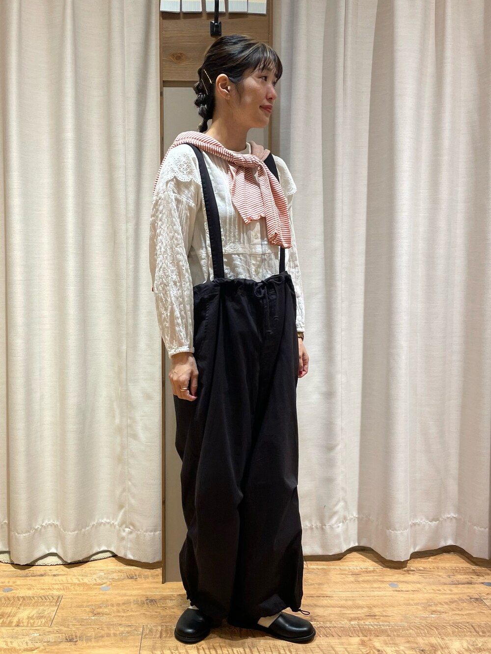 ブラック系のパンツを着用したレディースの秋コーディネートの3枚目の写真