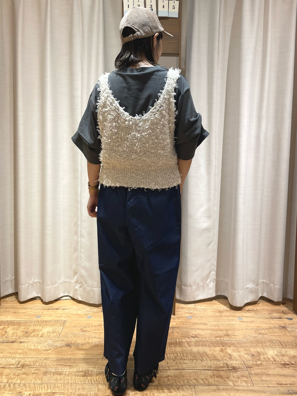 グレー系のTシャツ/カットソー、ブルー系のその他パンツ、ベージュ系のハットを着用したレディースの夏コーディネートの3枚目の写真